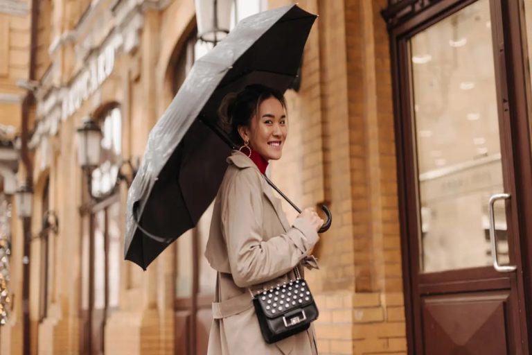 Adeus, botas de borracha: esta é a alternativa mais versátil e elegante para os dias chuvosos