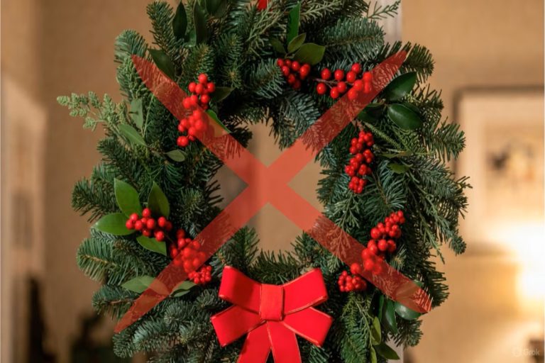 Nem vermelho nem verde na coroa de Natal: a nova tendência de 2025, mais prática e elegante