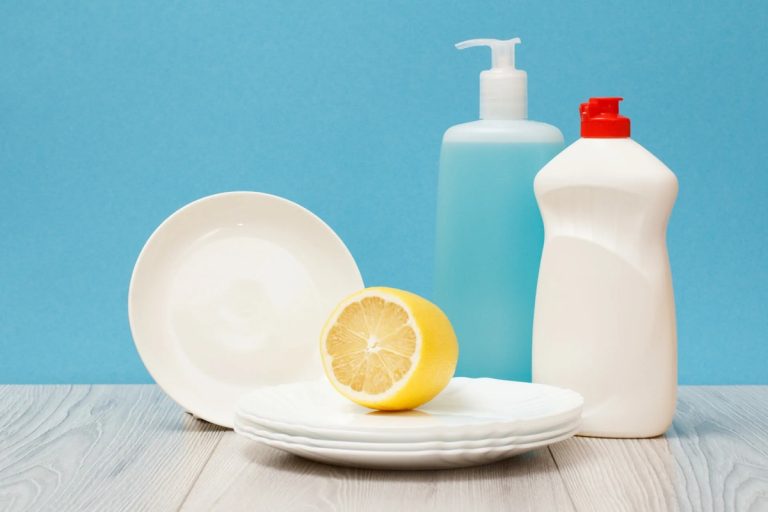 Desde branquear lençóis até desentupir pias: 7 maneiras de usar detergente para louça na sua casa