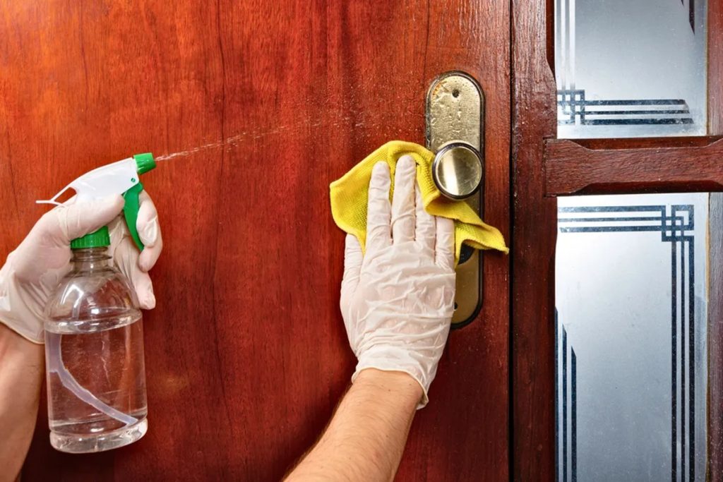 Com um truque caseiro: como limpar portas de madeira e recuperar o seu brilho original