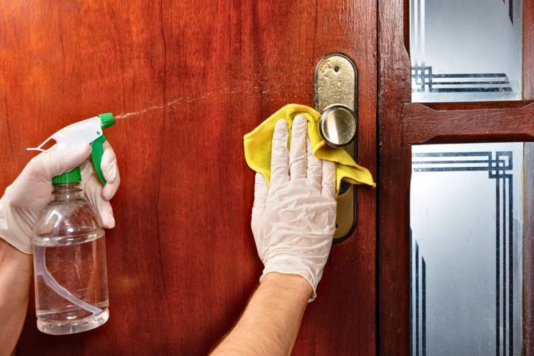 Com um truque caseiro: como limpar portas de madeira e recuperar o seu brilho original