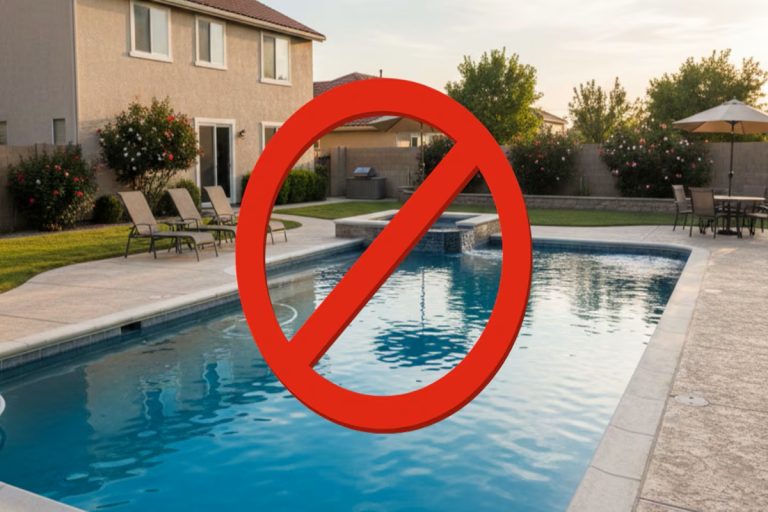 Sem plantas nem piscina: a nova moda para remodelar o seu pátio sem obras caras e aproveitar o verão de 2026