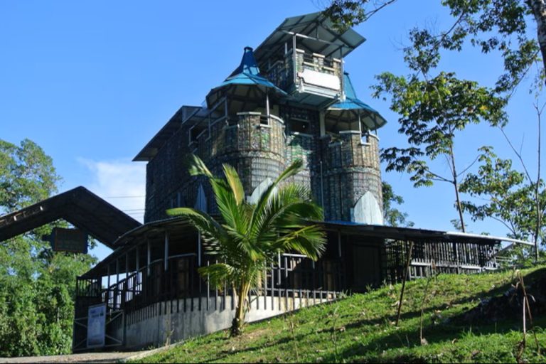 Construiu um castelo de quatro andares com 40.000 garrafas recicladas e bateu um recorde mundial