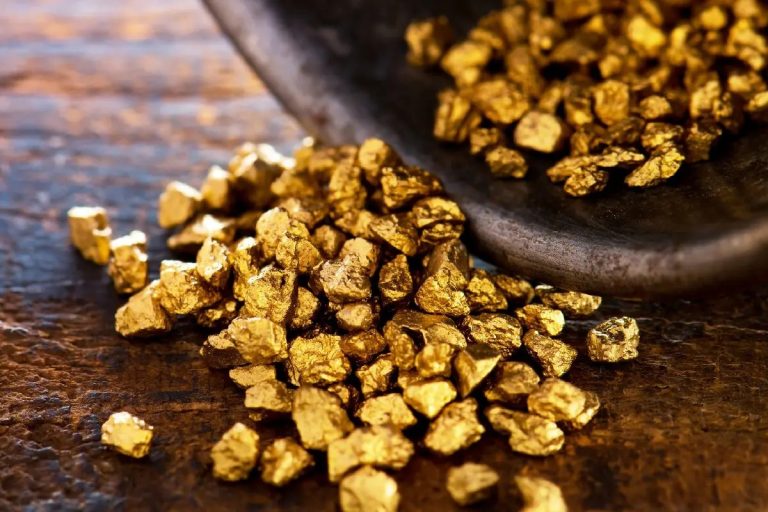 O aparelho eletrónico que todos deitamos fora e que contém 450 miligramas de ouro de 22 quilates