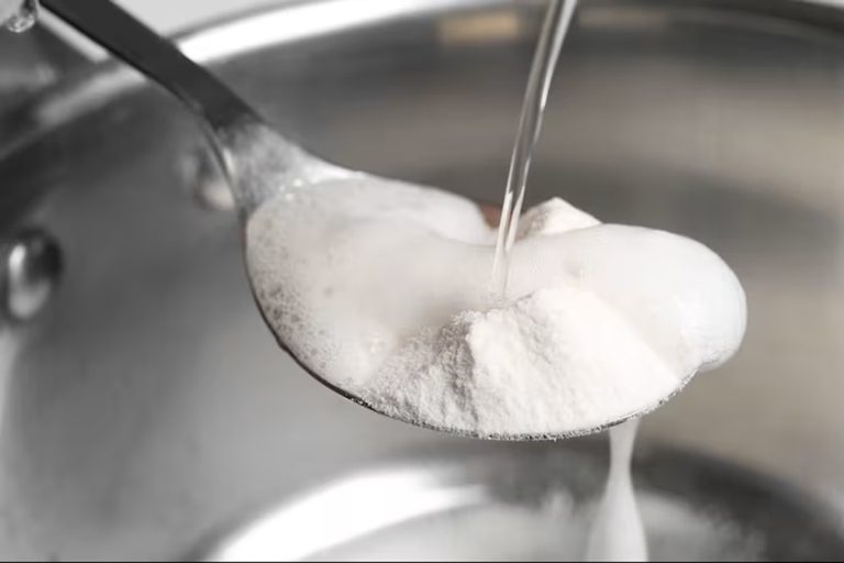 Água oxigenada e bicarbonato de sódio: para que serve e como funciona esta mistura para uma limpeza profunda da casa