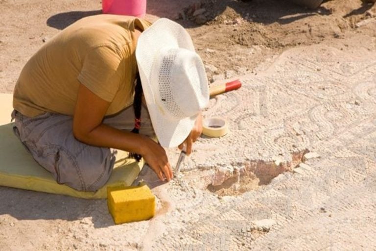 Reviravolta na arqueologia: descoberta de um bracelete no túmulo de uma mulher muda a história da Idade do Bronze