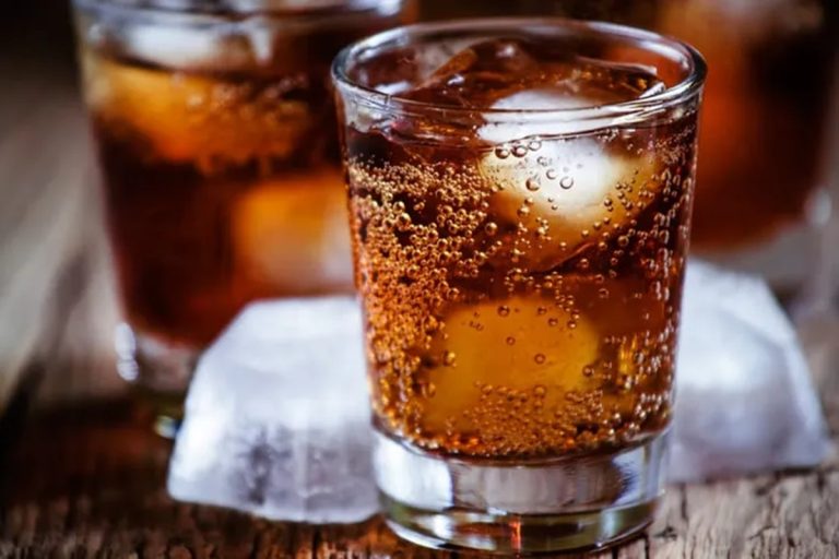 Como usar refrigerante para afastar formigas do jardim