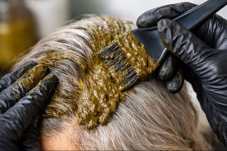 Adeus definitivo aos cabelos brancos: a preparação caseira sem tinturas nem produtos químicos para cobrir todos os cabelos brancos numa noite