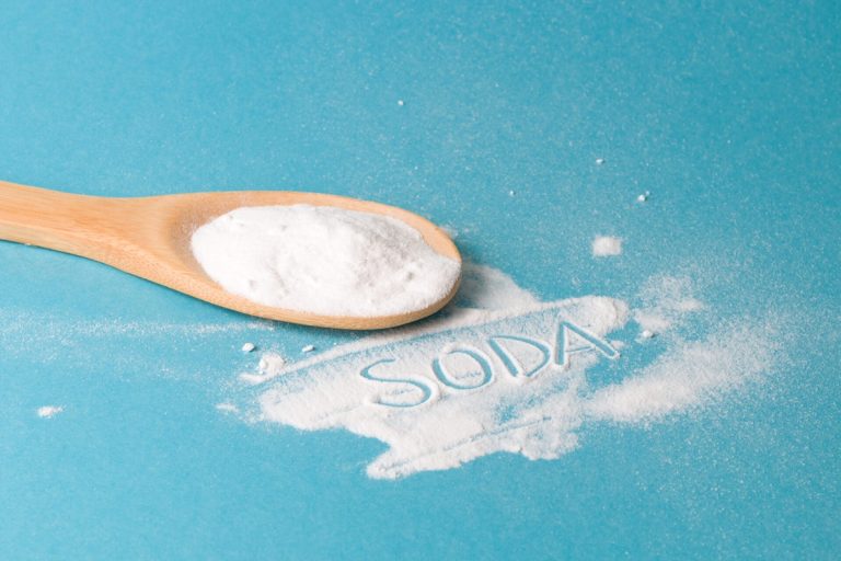 Pulverizar água com bicarbonato no colchão: por que recomendam fazê-lo uma vez por mês e para que serve